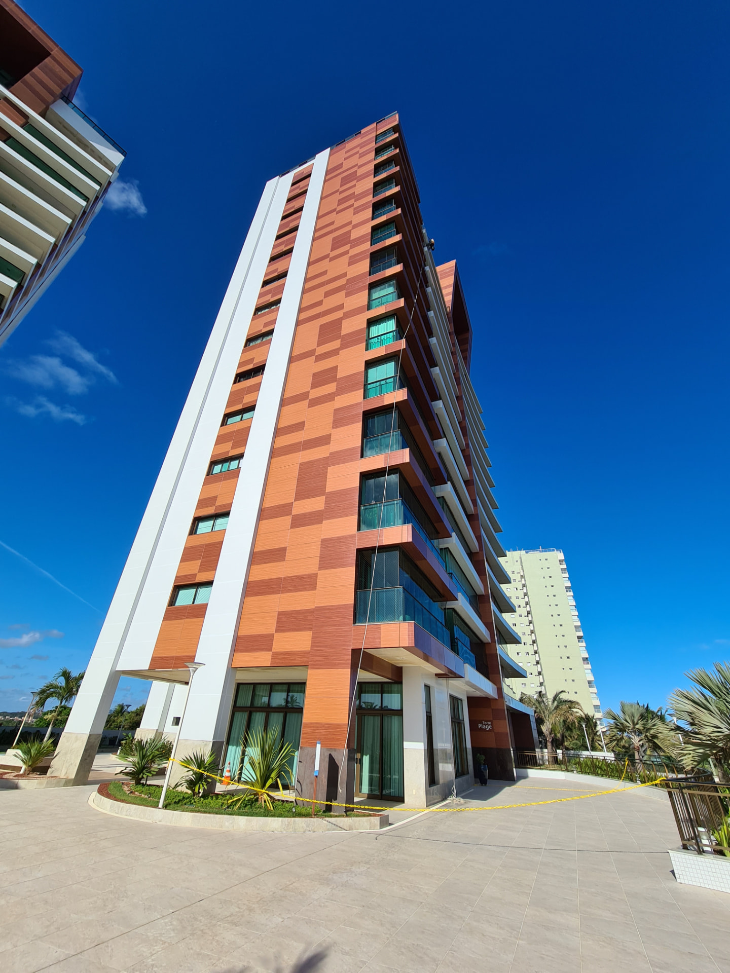 Torre residencial de alto padrão com fachada em revestimento cerâmico